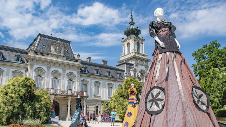 Hagyományos motívumok díszítik a 3,5 méter magas ruhaszobrokat a Festetics-kastély parkjában