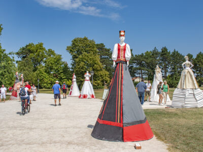 Hagyományos motívumok díszítik a 3,5 méter magas ruhaszobrokat a Festetics-kastély parkjában