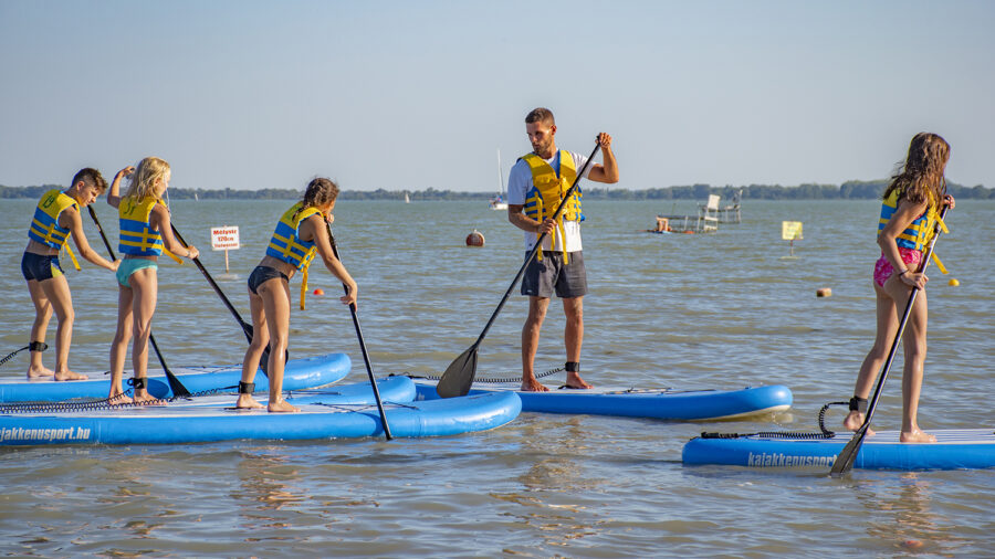 Keszthelyen ősszel is tudsz kajakozni, kenuzni, suppozni a Városi strandon