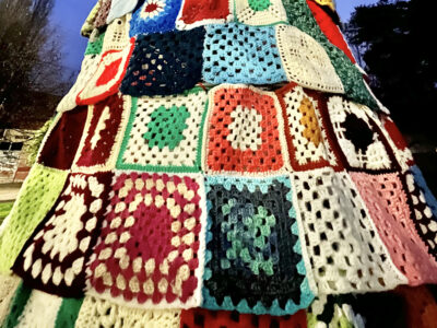 800 db horgolt terítőből készítettek 5 méter magas karácsonyfát Balatonlellén