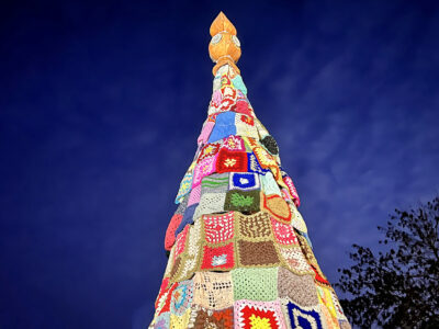 800 db horgolt terítőből készítettek 5 méter magas karácsonyfát Balatonlellén