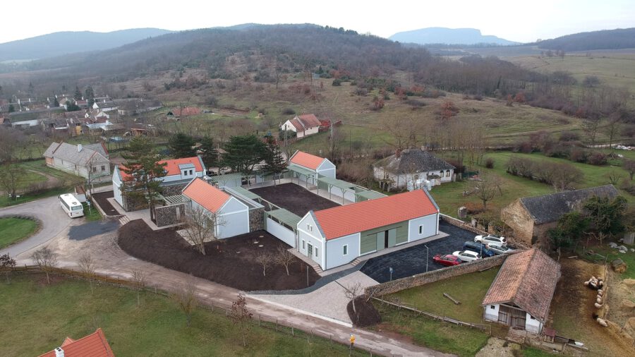 Átadták a Balaton-felvidéken a salföldi Káli Kövek Alkotó- és Rendezvényházat
