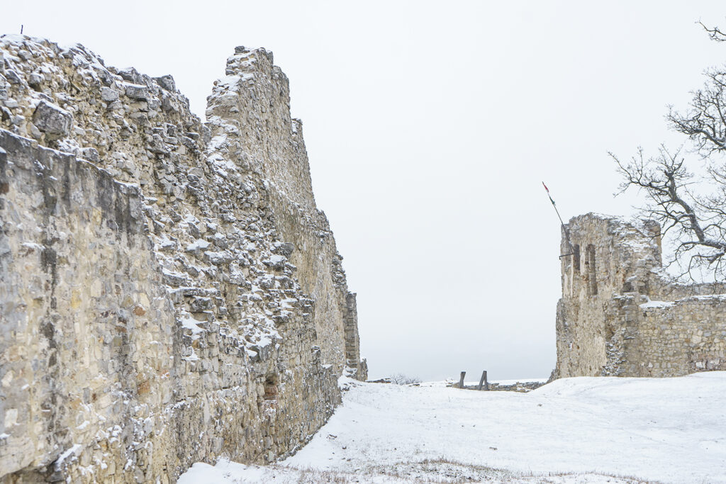 Bringázás Keszthelyről a Rezi várhoz hóesésben