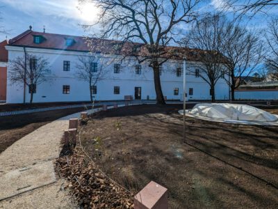 Átadták Balatonalmádi új kulturális közösségi terét a megújult vörösberényi Kolostorkertet
