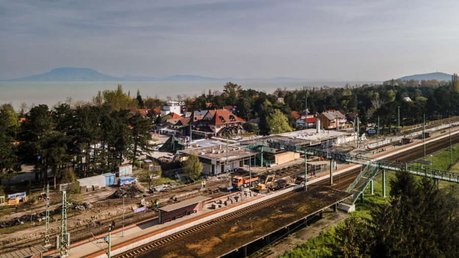2 milliárd forintból újul meg Balatonfenyves és Balatonszéplak vasútállomása