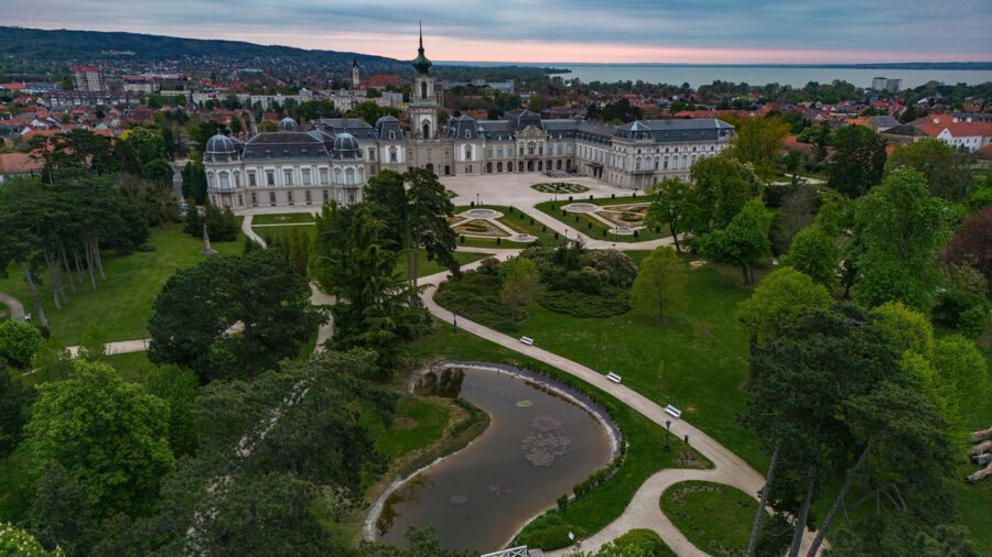 Tour de Hongrie csapatbemutató a keszthelyi Festetics-kastélyban 2023