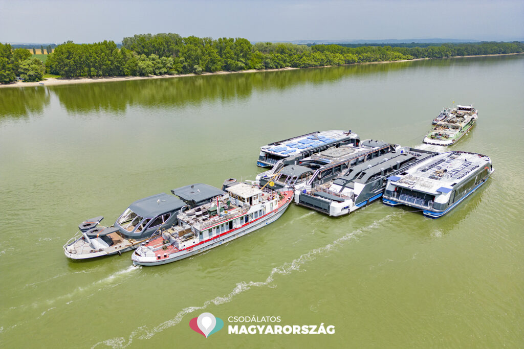 Megkezdődött az új kompok és katamaránok szállítása a Balatonra