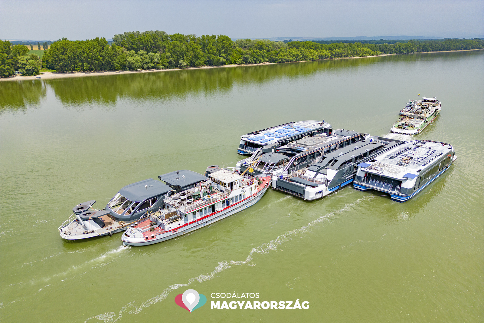 Megkezdődött az új kompok és katamaránok szállítása a Balatonra
