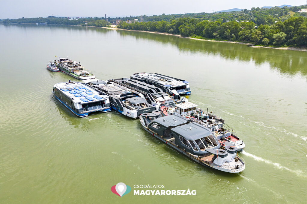 Megkezdődött az új kompok és katamaránok szállítása a Balatonra