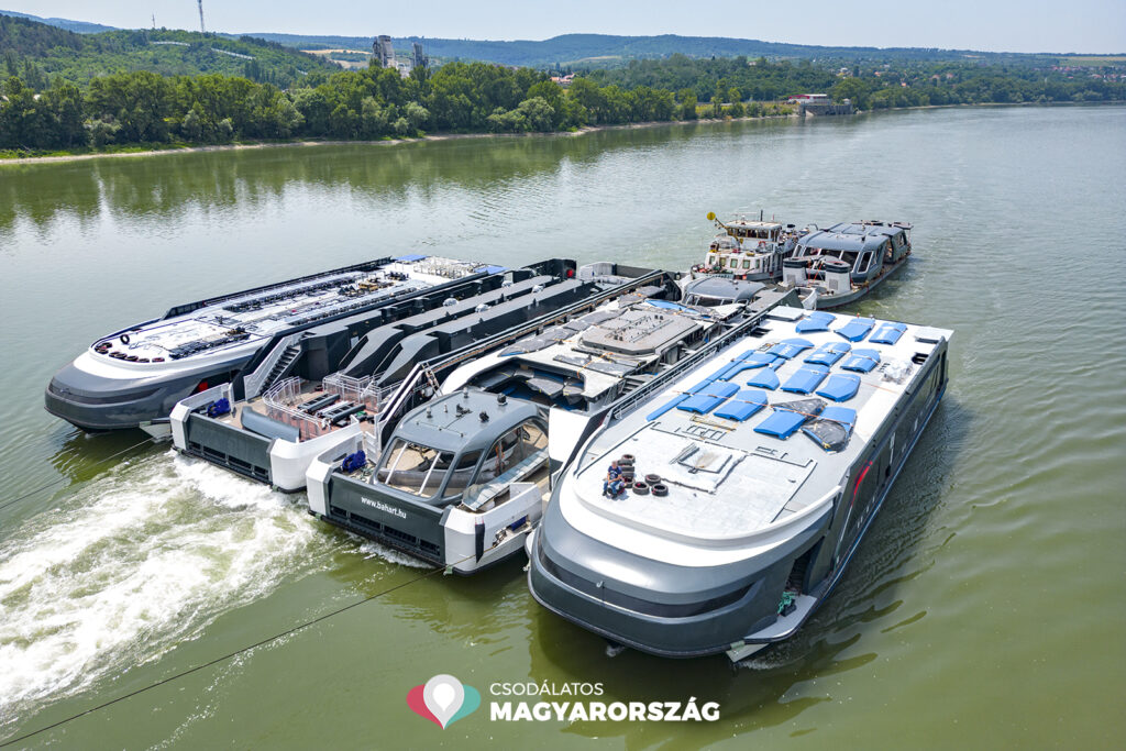 Megkezdődött az új kompok és katamaránok szállítása a Balatonra
