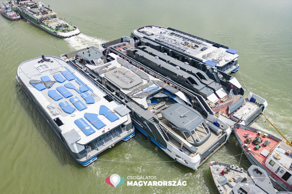 Megkezdődött az új kompok és katamaránok szállítása a Balatonra