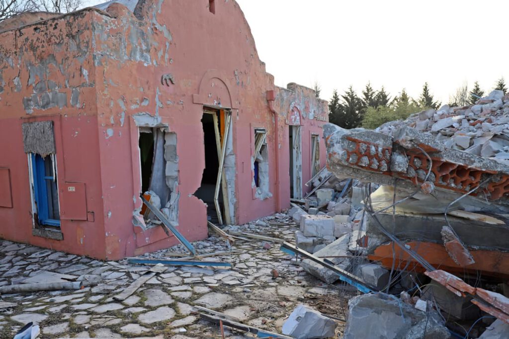 Már bontják Balatonfüred szégyenfoltját, a 4 hektáros görög falut
