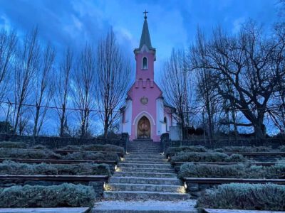 Legendás szépségek a Balatonnál: a balatonboglári Vörös és Kék kápolna