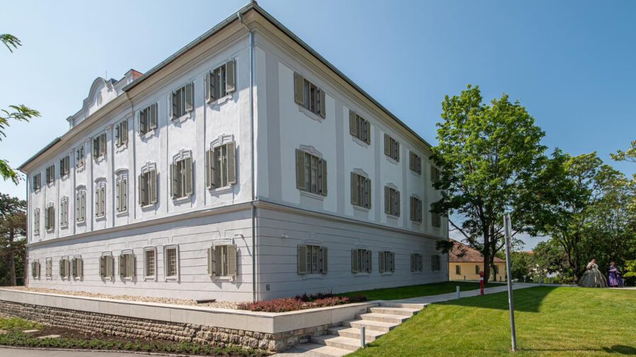 Kiállítással is gazdagodott a megújult Esterházy-kastély Balatonfüreden