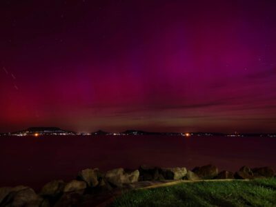 Elképesztő látványt nyújtott a sarki fény a Balatonnál