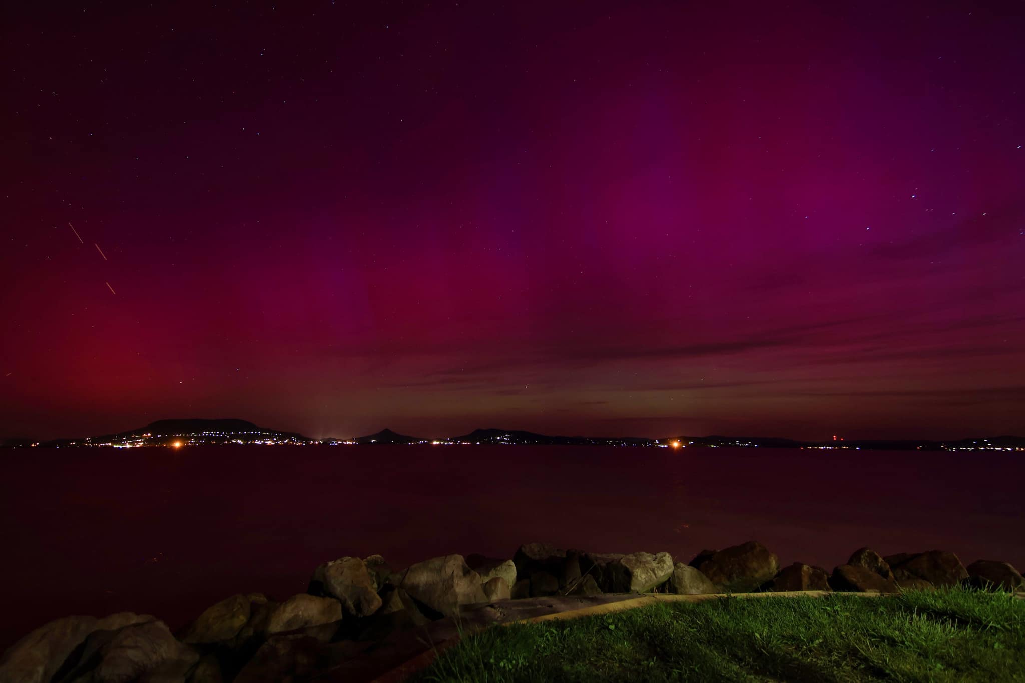 Elképesztő látványt nyújtott a sarki fény a Balatonnál