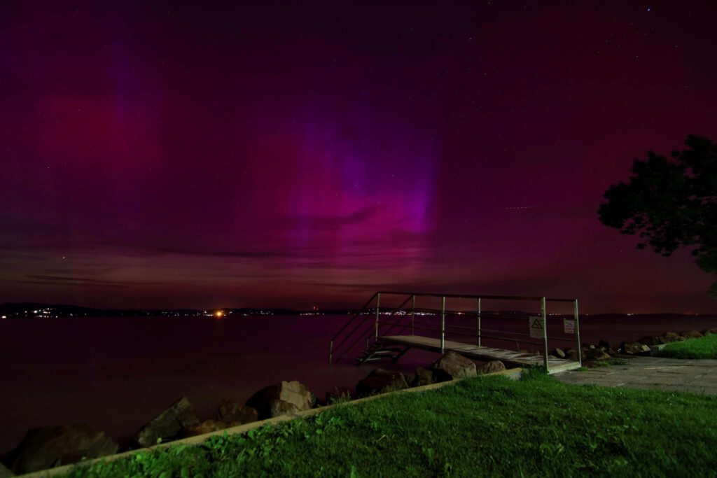 Elképesztő látványt nyújtott a sarki fény a Balatonnál
