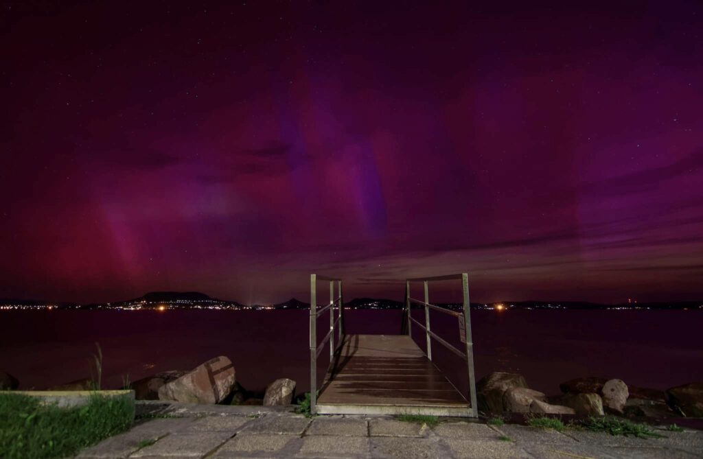 Elképesztő látványt nyújtott a sarki fény a Balatonnál