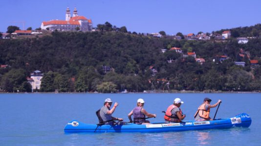 Július 27-én hetedik alkalommal rendezik meg a Balaton-átevezést Zamárdi és Tihany között