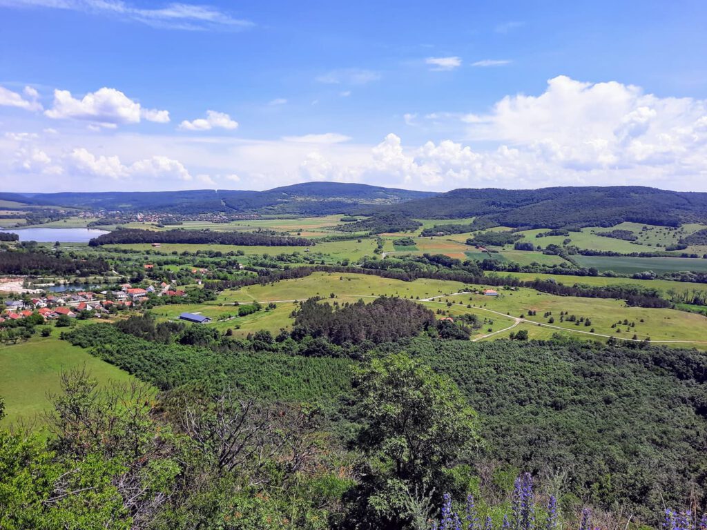 Hegyesdi vár: egy kis vár gazdag történelemmel, pazar panorámával
