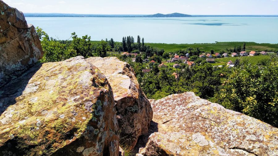Bagolykő, ahonnan egyedülálló panoráma tárul elénk a Balaton nyugati medencéjére
