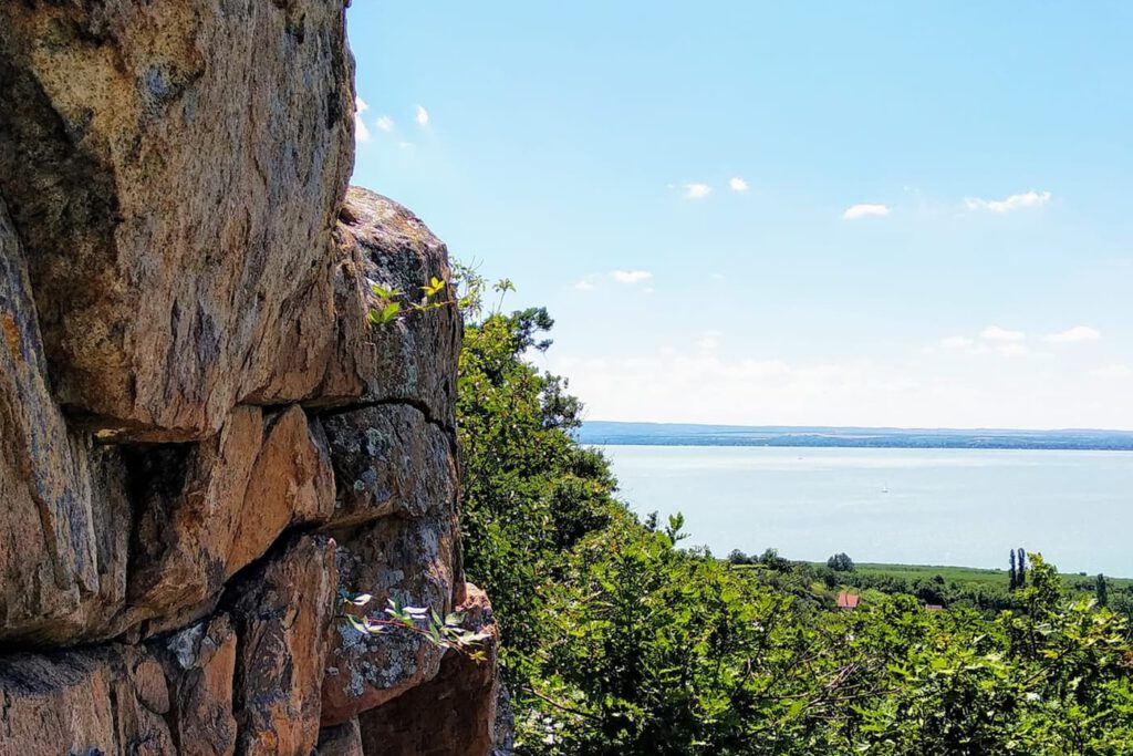Bagolykő, ahonnan egyedülálló panoráma tárul elénk a Balaton nyugati medencéjére