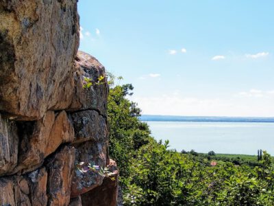 Bagolykő, ahonnan egyedülálló panoráma tárul elénk a Balaton nyugati medencéjére