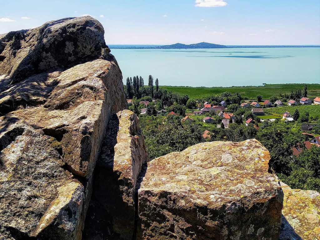 Bagolykő, ahonnan egyedülálló panoráma tárul elénk a Balaton nyugati medencéjére