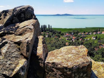 Bagolykő, ahonnan egyedülálló panoráma tárul elénk a Balaton nyugati medencéjére