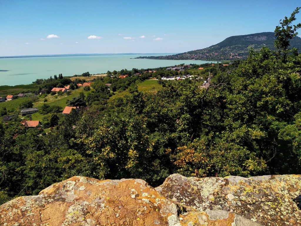 Bagolykő, ahonnan egyedülálló panoráma tárul elénk a Balaton nyugati medencéjére