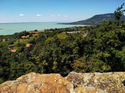 Bagolykő, ahonnan egyedülálló panoráma tárul elénk a Balaton nyugati medencéjére