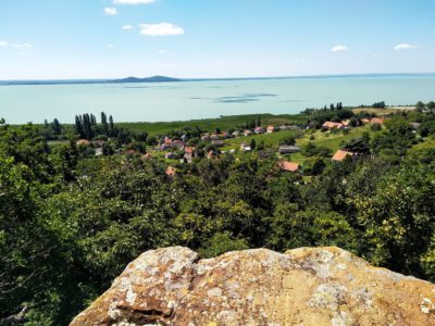 Bagolykő, ahonnan egyedülálló panoráma tárul elénk a Balaton nyugati medencéjére