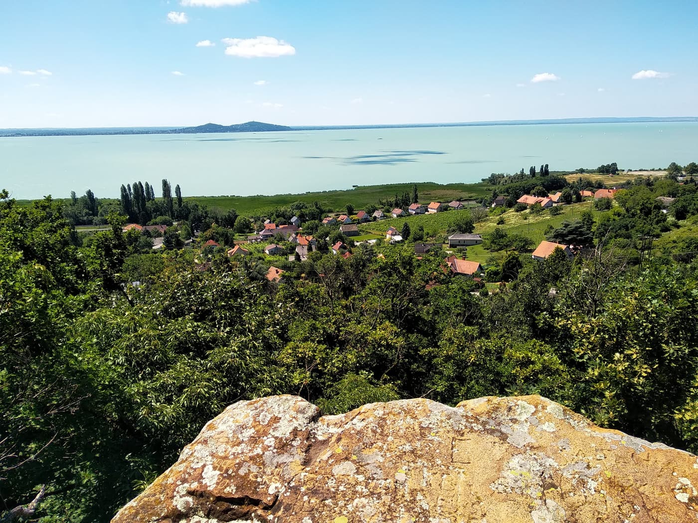 Bagolykő, ahonnan egyedülálló panoráma tárul elénk a Balaton nyugati medencéjére