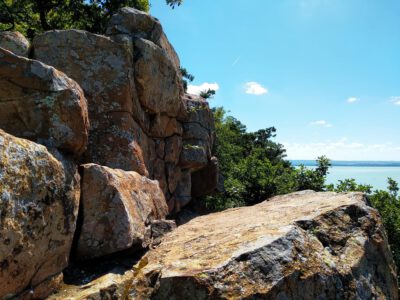 Bagolykő, ahonnan egyedülálló panoráma tárul elénk a Balaton nyugati medencéjére