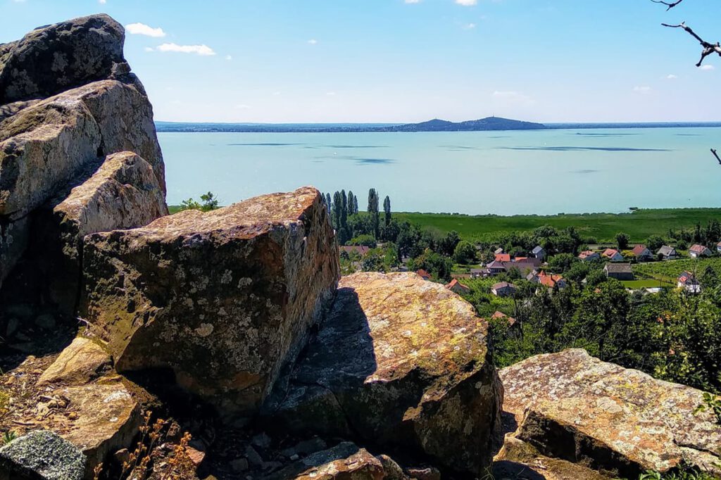 Bagolykő, ahonnan egyedülálló panoráma tárul elénk a Balaton nyugati medencéjére