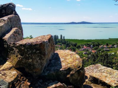 Bagolykő, ahonnan egyedülálló panoráma tárul elénk a Balaton nyugati medencéjére
