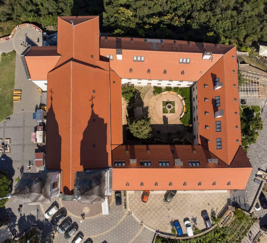 Lépj be a történelem kapuján: Látogass el a Tihanyi Bencés Apátságba