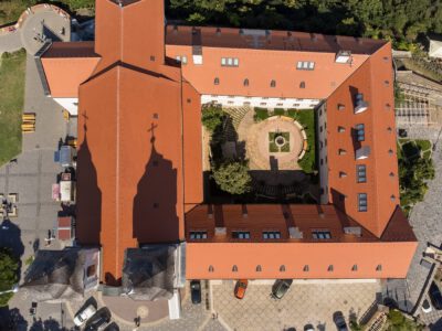 Lépj be a történelem kapuján: Látogass el a Tihanyi Bencés Apátságba