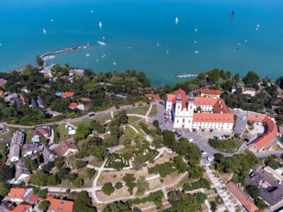 Lépj be a történelem kapuján: Látogass el a Tihanyi Bencés Apátságba