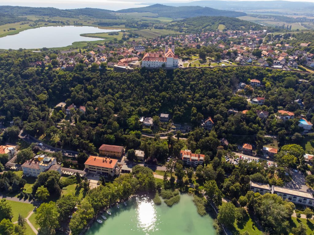 Lépj be a történelem kapuján: Látogass el a Tihanyi Bencés Apátságba