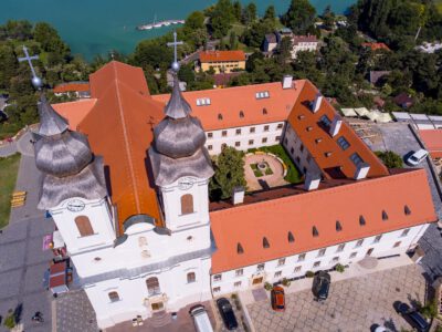 Lépj be a történelem kapuján: Látogass el a Tihanyi Bencés Apátságba
