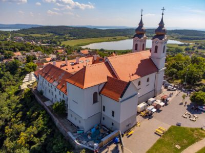 Lépj be a történelem kapuján: Látogass el a Tihanyi Bencés Apátságba