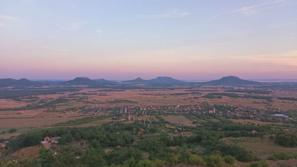 A Haláp-hegy naplementéjének bűvöletében