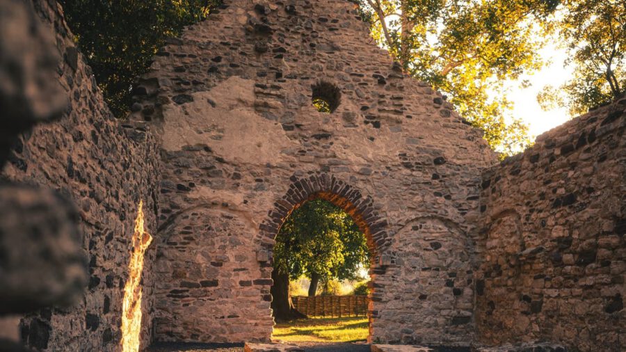Fény és történelem Aszófőn: a különleges tájolású Kövesdi templomrom