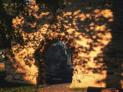Fény és történelem Aszófőn: a különleges tájolású Kövesdi templomrom
