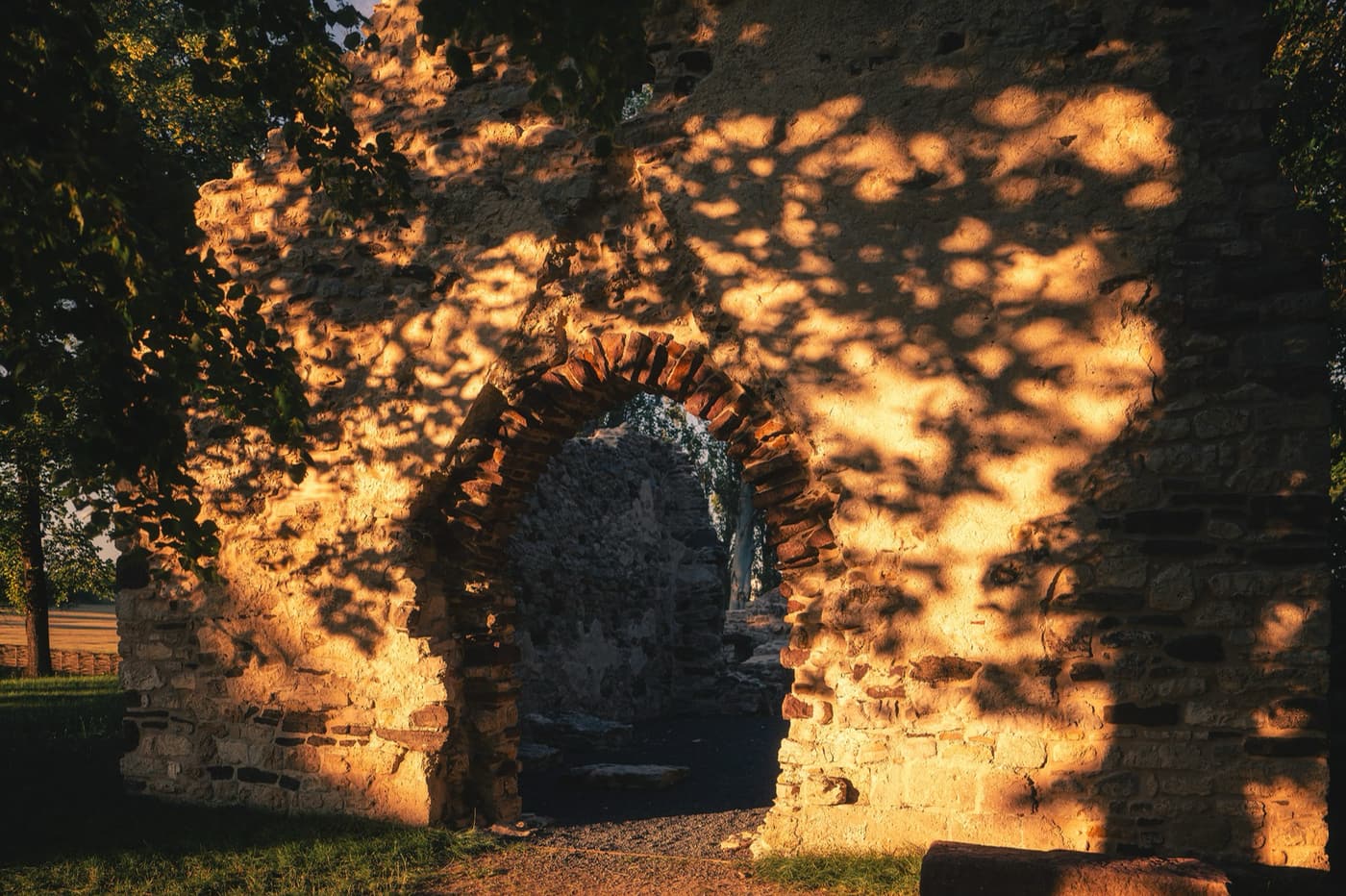 Fény és történelem Aszófőn: a különleges tájolású Kövesdi templomrom