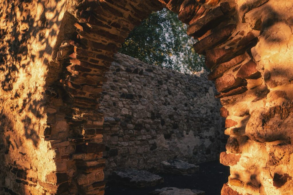 Fény és történelem Aszófőn: a különleges tájolású Kövesdi templomrom