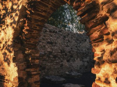 Fény és történelem Aszófőn: a különleges tájolású Kövesdi templomrom