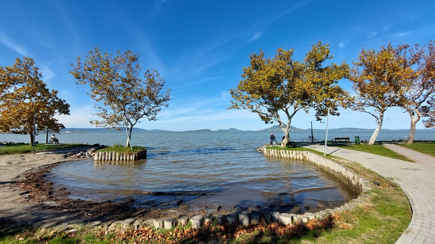Őszi séták és csendes pillanatok Balatonfenyvesen