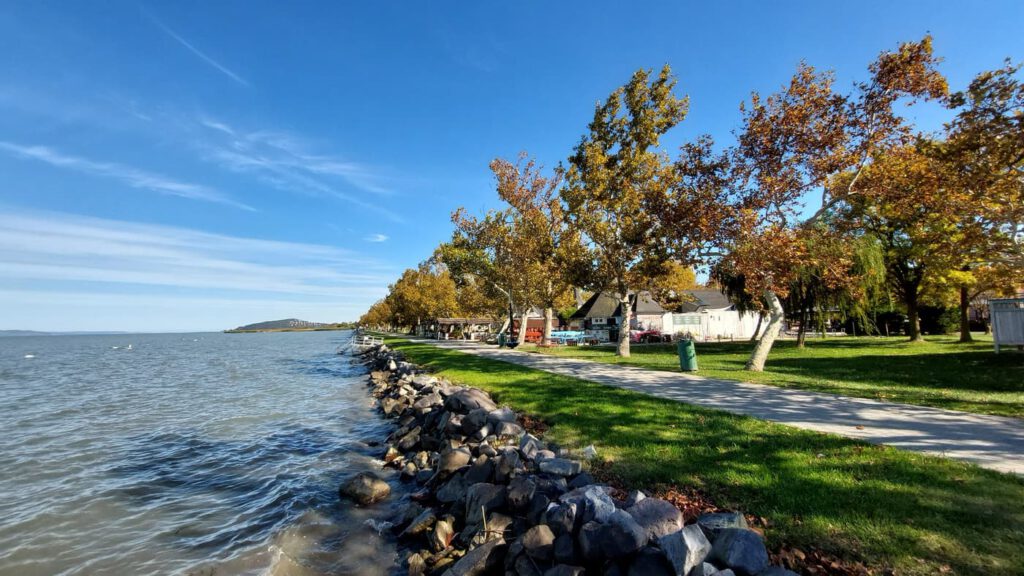 Őszi séták és csendes pillanatok Balatonfenyvesen